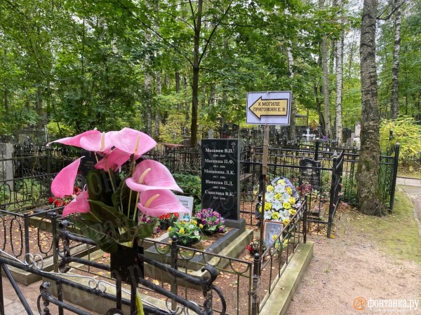 А кувалду припрятали. В Петербурге за могилой Пригожина теперь круглосуточно наблюдает охрана