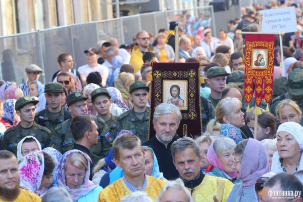 За русских и против Европы. Как в Петербурге ходили крестным ходом