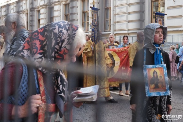 За русских и против Европы. Как в Петербурге ходили крестным ходом