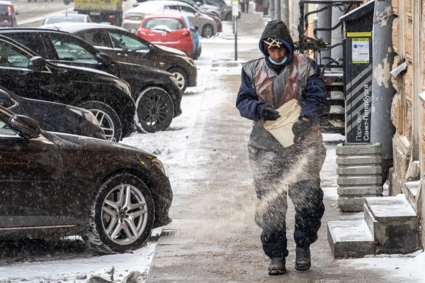 Петербург засолят &laquo;Бионордом&raquo;. Ждать снежной каши или победы над гололедом?