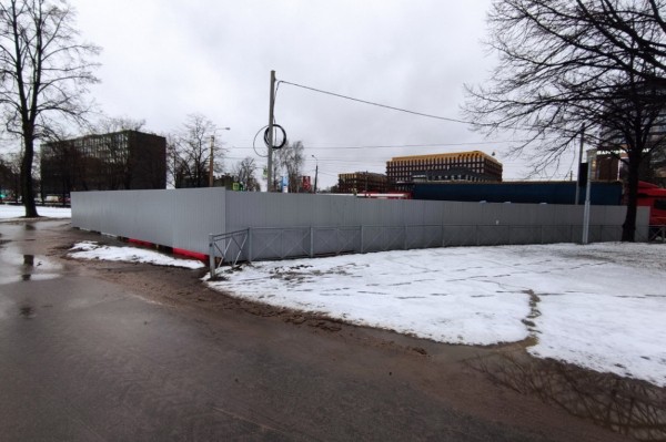 А чего вы забор на дороге поставили и ушли? Полиция подключилась к непонятным пробкам в Петербурге