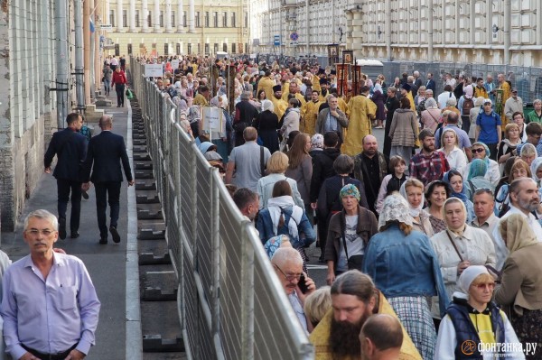 За русских и против Европы. Как в Петербурге ходили крестным ходом