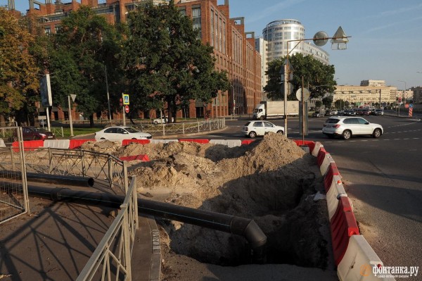 А чего вы забор на дороге поставили и ушли? Полиция подключилась к непонятным пробкам в Петербурге