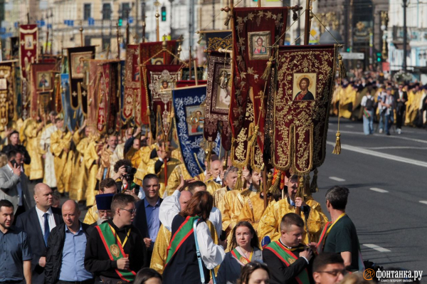 За русских и против Европы. Как в Петербурге ходили крестным ходом