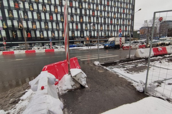 А чего вы забор на дороге поставили и ушли? Полиция подключилась к непонятным пробкам в Петербурге