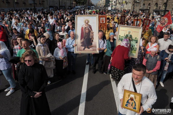 За русских и против Европы. Как в Петербурге ходили крестным ходом