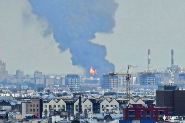 В Петербурге тушат мощный пожар в районе нефтебазы &laquo;Ручьи&raquo;