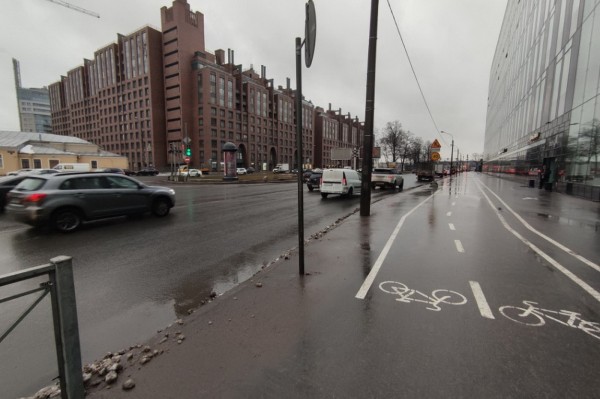 А чего вы забор на дороге поставили и ушли? Полиция подключилась к непонятным пробкам в Петербурге