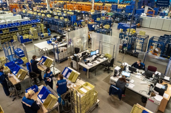 Новая программа или покрышки? Как объясняют задержки на почте в Петербурге