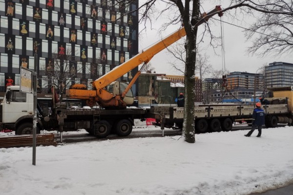 А чего вы забор на дороге поставили и ушли? Полиция подключилась к непонятным пробкам в Петербурге