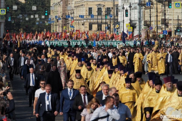 За русских и против Европы. Как в Петербурге ходили крестным ходом