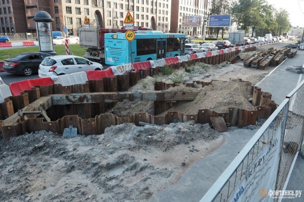 А чего вы забор на дороге поставили и ушли? Полиция подключилась к непонятным пробкам в Петербурге