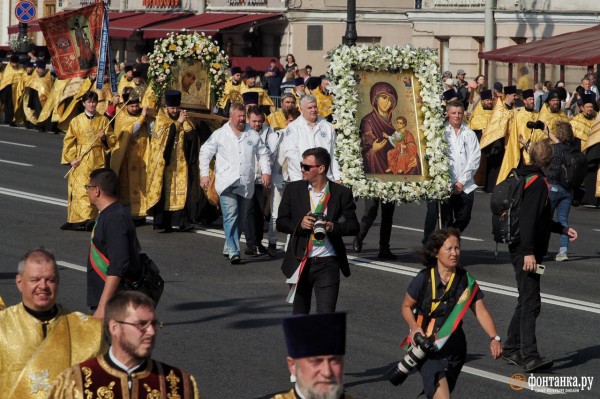 За русских и против Европы. Как в Петербурге ходили крестным ходом