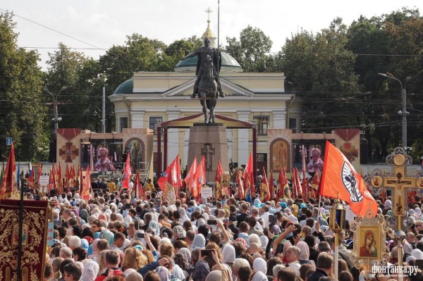 За русских и против Европы. Как в Петербурге ходили крестным ходом