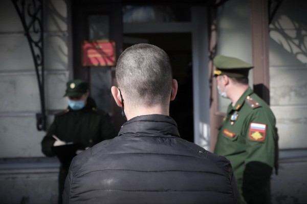 Петербургским военкоматам разрешили снимать с учета по доверенности тех, кто живет за границей. Как это сделать?