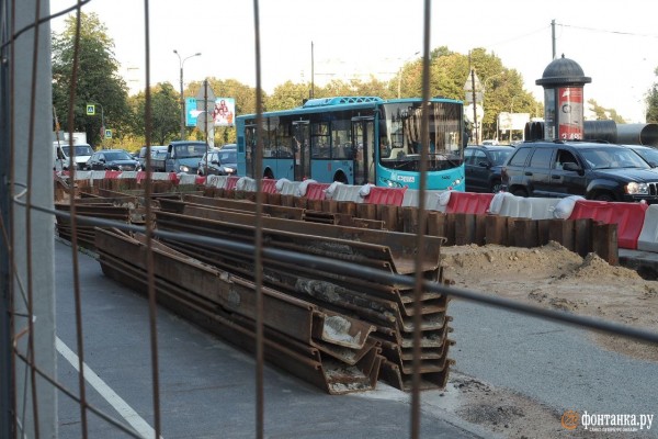 А чего вы забор на дороге поставили и ушли? Полиция подключилась к непонятным пробкам в Петербурге