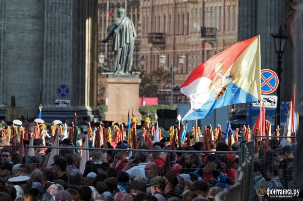За русских и против Европы. Как в Петербурге ходили крестным ходом
