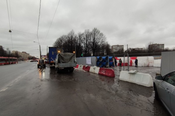 А чего вы забор на дороге поставили и ушли? Полиция подключилась к непонятным пробкам в Петербурге