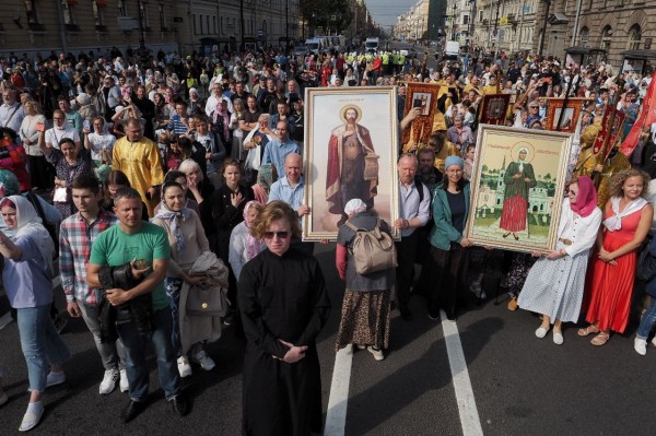 За русских и против Европы. Как в Петербурге ходили крестным ходом