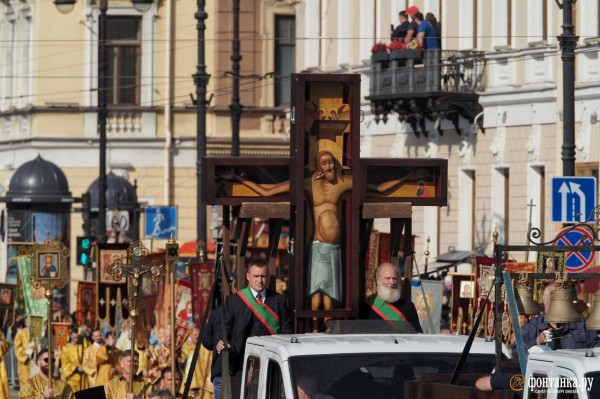 За русских и против Европы. Как в Петербурге ходили крестным ходом