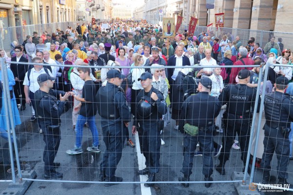 За русских и против Европы. Как в Петербурге ходили крестным ходом
