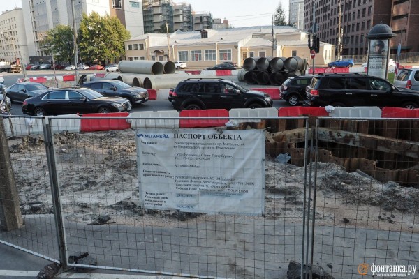 А чего вы забор на дороге поставили и ушли? Полиция подключилась к непонятным пробкам в Петербурге