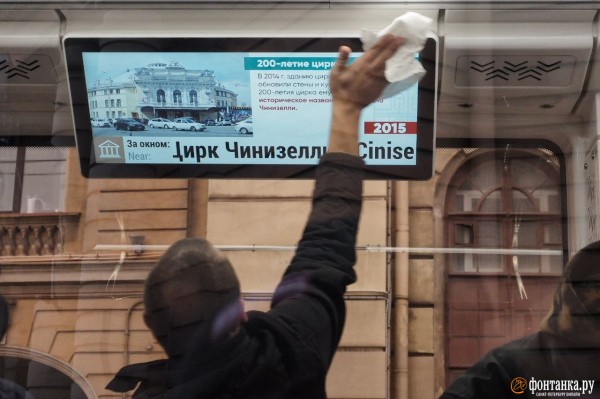 Правнук Достоевского в кабине и интерактивное окно. Петербургский ретротрамвай показали горожанам и Беглову