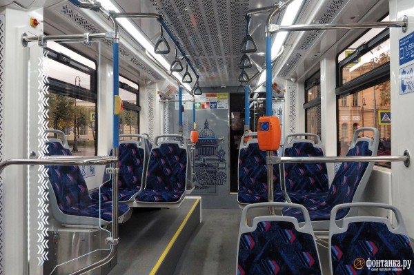 Правнук Достоевского в кабине и интерактивное окно. Петербургский ретротрамвай показали горожанам и Беглову