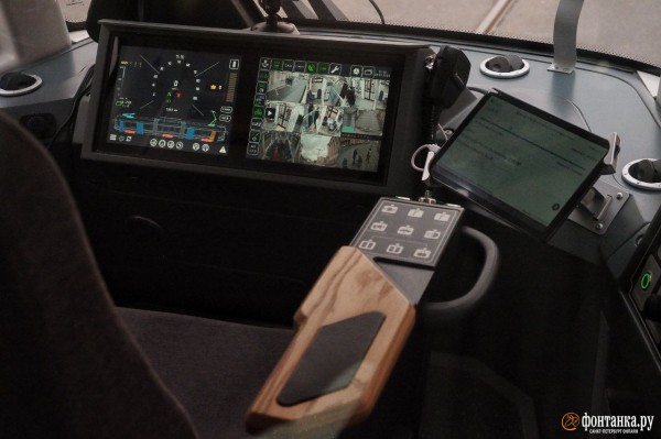 Правнук Достоевского в кабине и интерактивное окно. Петербургский ретротрамвай показали горожанам и Беглову