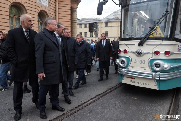 Правнук Достоевского в кабине и интерактивное окно. Петербургский ретротрамвай показали горожанам и Беглову