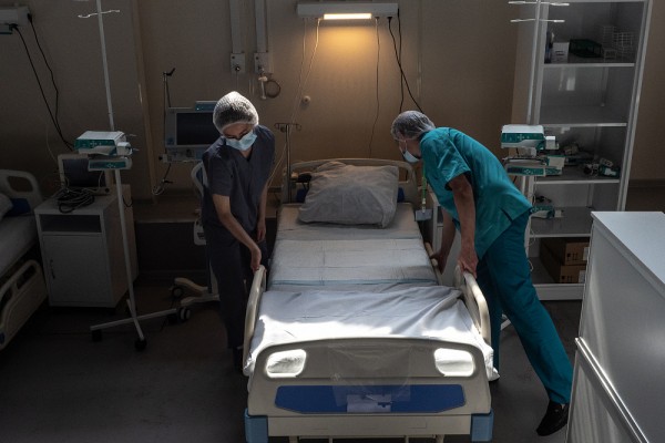 В Смольном отчитались о зарплате врачей более 140 тысяч рублей. &laquo;Фонтанка&raquo; узнала, сколько они получают на самом деле