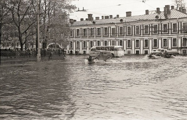 Вода, вода, кругом вода: история разрушительных наводнений в Петербурге