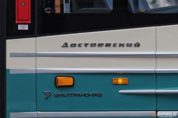 Правнук Достоевского в кабине и интерактивное окно. Петербургский ретротрамвай показали горожанам и Беглову