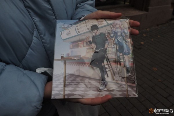 &laquo;Ни черта не поняла, но ничего, постою&raquo;. &laquo;Фонтанка&raquo; узнала за чем третий день выстраивается огромная очередь на Каменноостровском проспекте