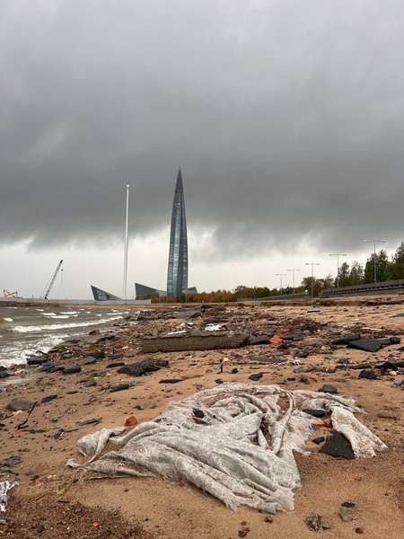 &laquo;Тино&raquo; устроил бардак на пляже у парка 300-летия, унес навес в Кудрово и перекрыл Приморское шоссе