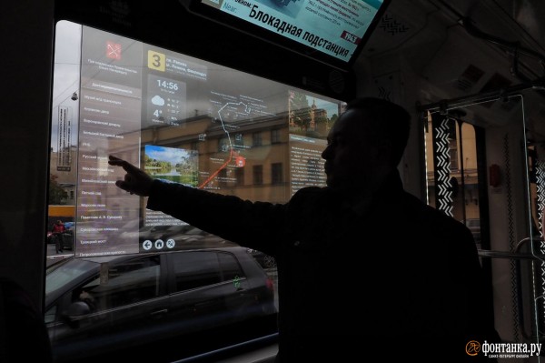 Правнук Достоевского в кабине и интерактивное окно. Петербургский ретротрамвай показали горожанам и Беглову