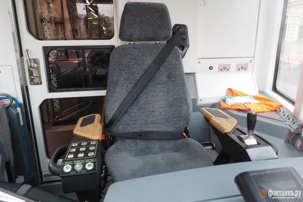 Правнук Достоевского в кабине и интерактивное окно. Петербургский ретротрамвай показали горожанам и Беглову