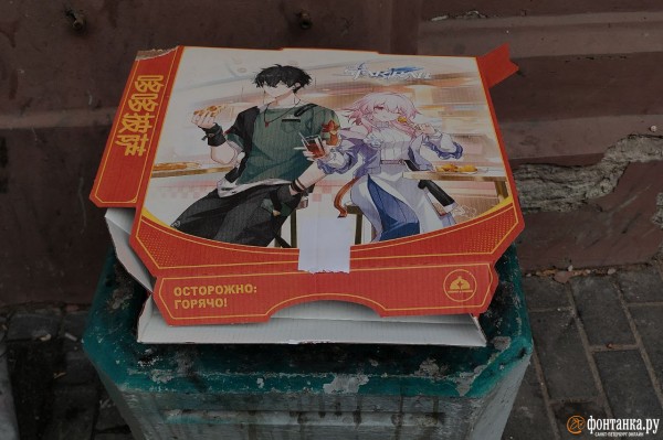 &laquo;Ни черта не поняла, но ничего, постою&raquo;. &laquo;Фонтанка&raquo; узнала за чем третий день выстраивается огромная очередь на Каменноостровском проспекте