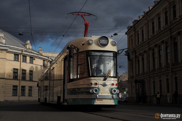 Правнук Достоевского в кабине и интерактивное окно. Петербургский ретротрамвай показали горожанам и Беглову