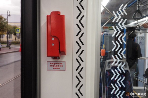 Правнук Достоевского в кабине и интерактивное окно. Петербургский ретротрамвай показали горожанам и Беглову