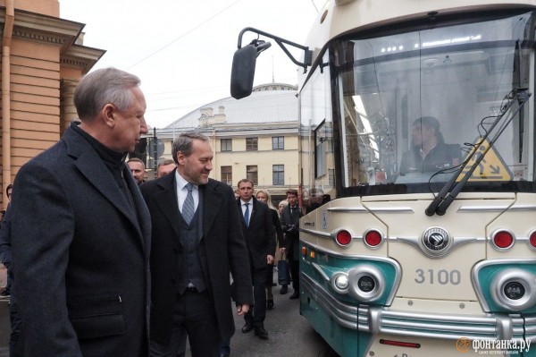 Правнук Достоевского в кабине и интерактивное окно. Петербургский ретротрамвай показали горожанам и Беглову