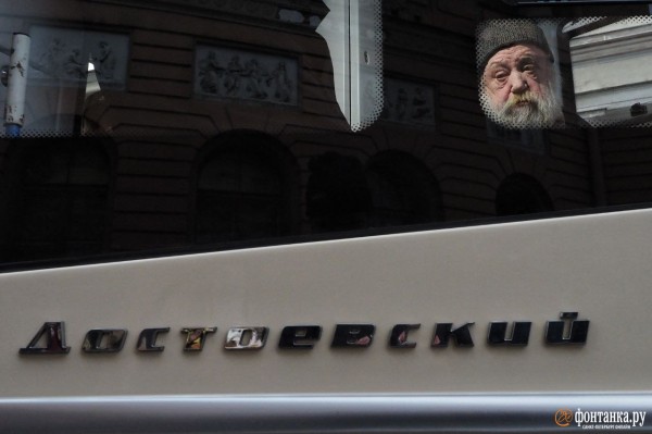 Правнук Достоевского в кабине и интерактивное окно. Петербургский ретротрамвай показали горожанам и Беглову