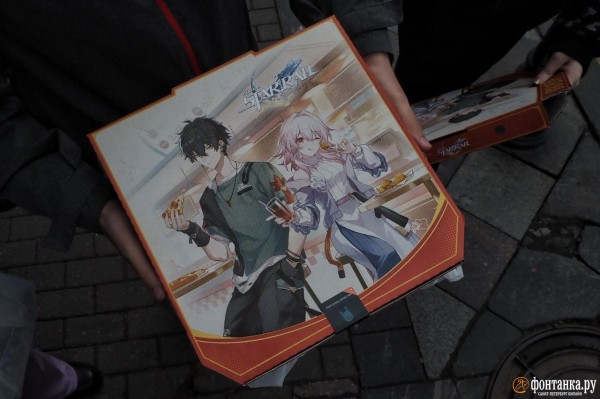 &laquo;Ни черта не поняла, но ничего, постою&raquo;. &laquo;Фонтанка&raquo; узнала за чем третий день выстраивается огромная очередь на Каменноостровском проспекте