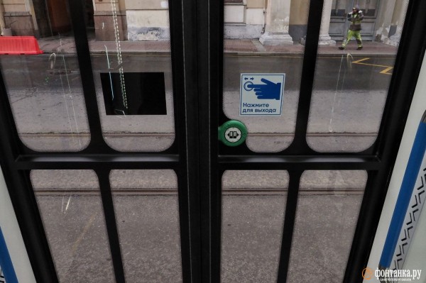 Правнук Достоевского в кабине и интерактивное окно. Петербургский ретротрамвай показали горожанам и Беглову