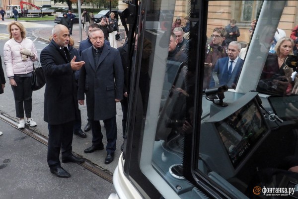 Правнук Достоевского в кабине и интерактивное окно. Петербургский ретротрамвай показали горожанам и Беглову