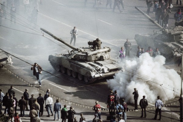 &laquo;Не надо садиться в автобус с депутатами. Вас убьют&raquo;. Как штурмовали Белый дом в 1993 году