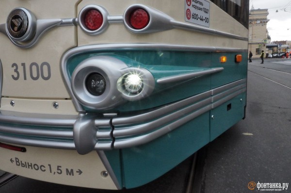 Правнук Достоевского в кабине и интерактивное окно. Петербургский ретротрамвай показали горожанам и Беглову