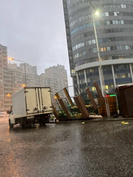 &laquo;Тино&raquo; устроил бардак на пляже у парка 300-летия, унес навес в Кудрово и перекрыл Приморское шоссе