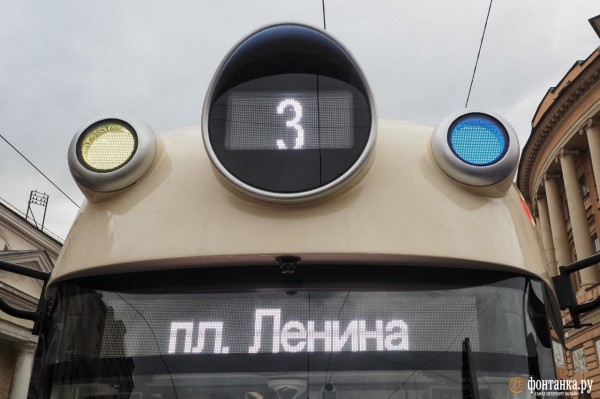 Правнук Достоевского в кабине и интерактивное окно. Петербургский ретротрамвай показали горожанам и Беглову