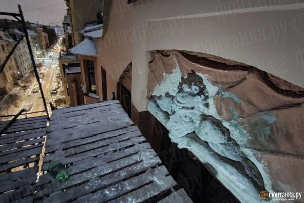 Сбитый Мефистофель вернулся на фасад дома Лишневского